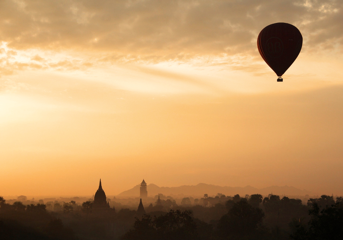 Survol de Bagan en montgolfière au lever du soleil