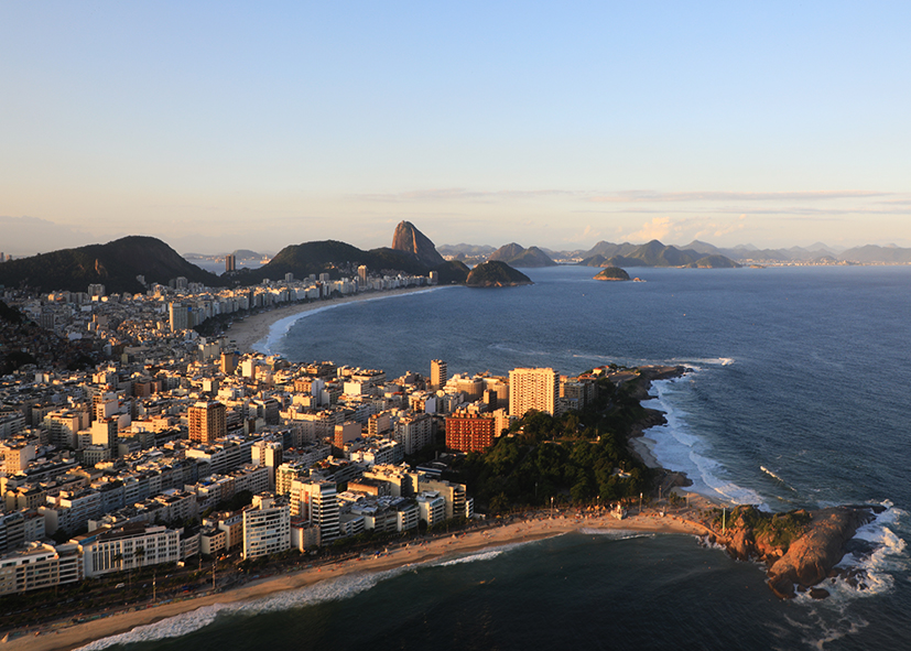 Vue aérienne du coucher de soleil sur Ipanema à Rio de Janeiro, vacances au Brésil avec Nirvatravel