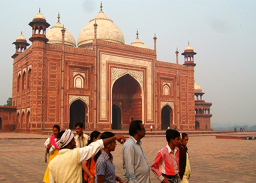 Indiens devant la porte Est du Taj Mahal, voyage au Rajasthan avec Nirvatravel