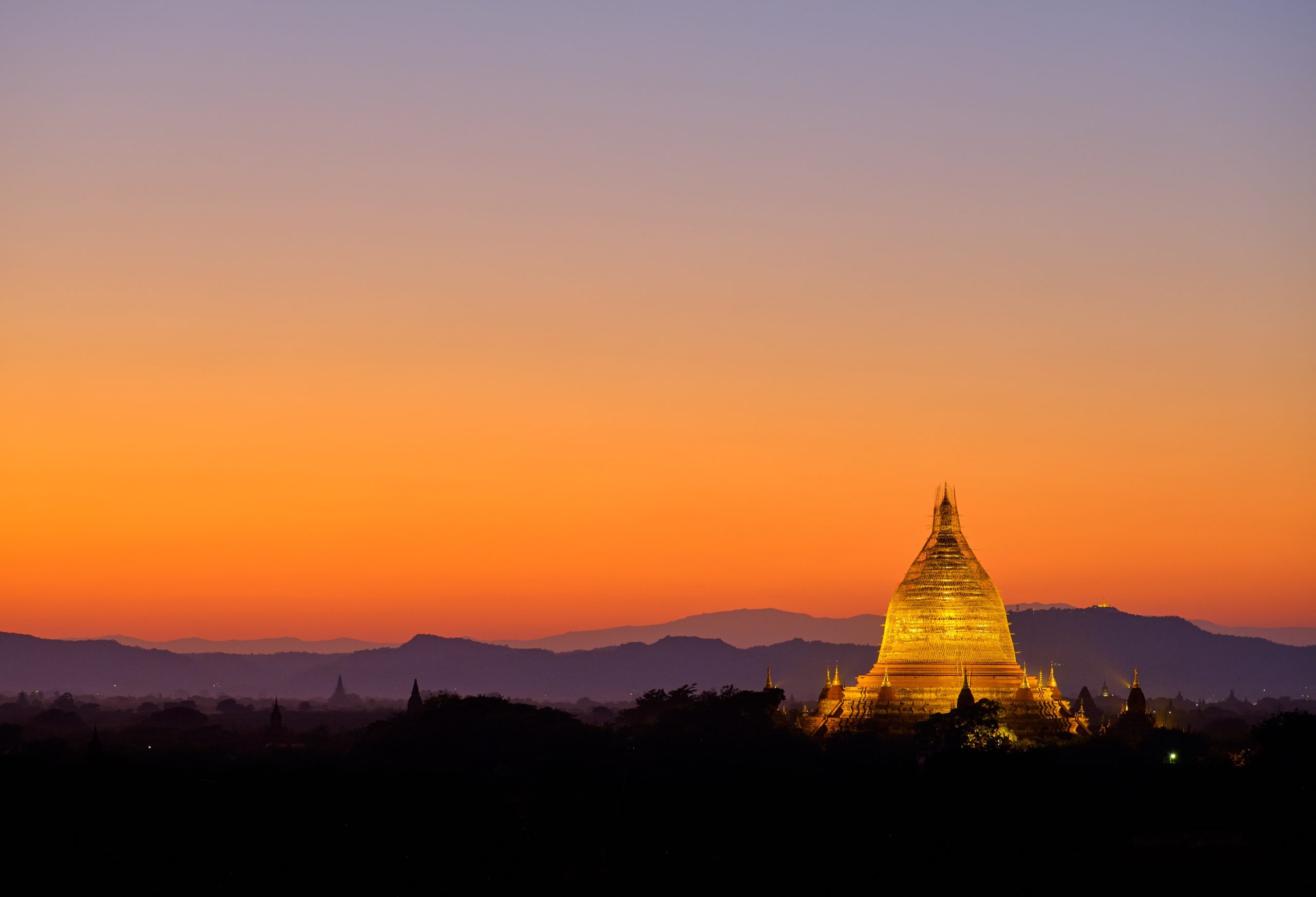 Coucher de soleil sur la Pagode Shwadagon à Yangon, voyage en Birmanie avec Nirvatravel