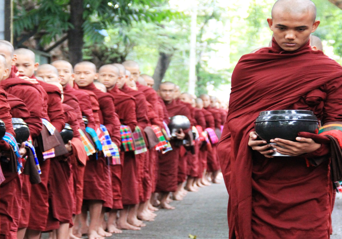 Rituel du repas  des moines à Mandalay