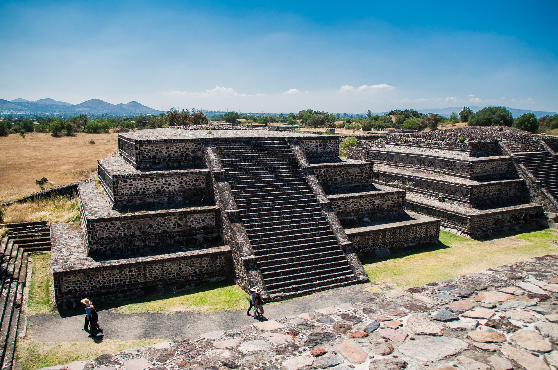 Découvrez les Pyramides à niveaux de Teotihuacan