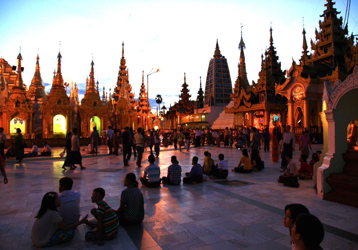 Partage de la ferveur des birmans à la pagode Shwedagon