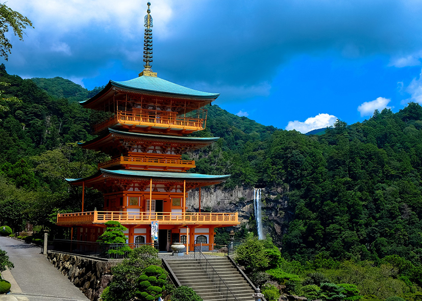 Temple dans la région du Kumano Kodo, randonnée au Japon avec Nirvatravel