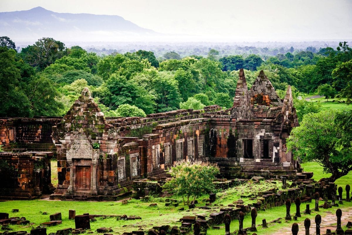 Le temple de Wat Phou au milieu de la nature
