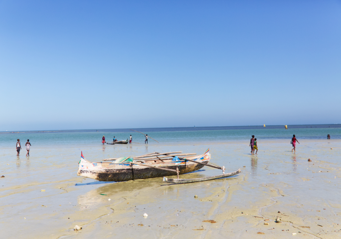 Pirogue sur la plage d'Ifaty, partir à Madagascar avec Nirvatravel