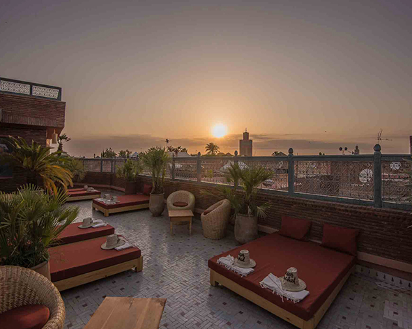 Coucher de soleil sur les toits de la médina à Marrakech, week-end de charma dans un Riad au Maroc avec une agence Nirvatravel