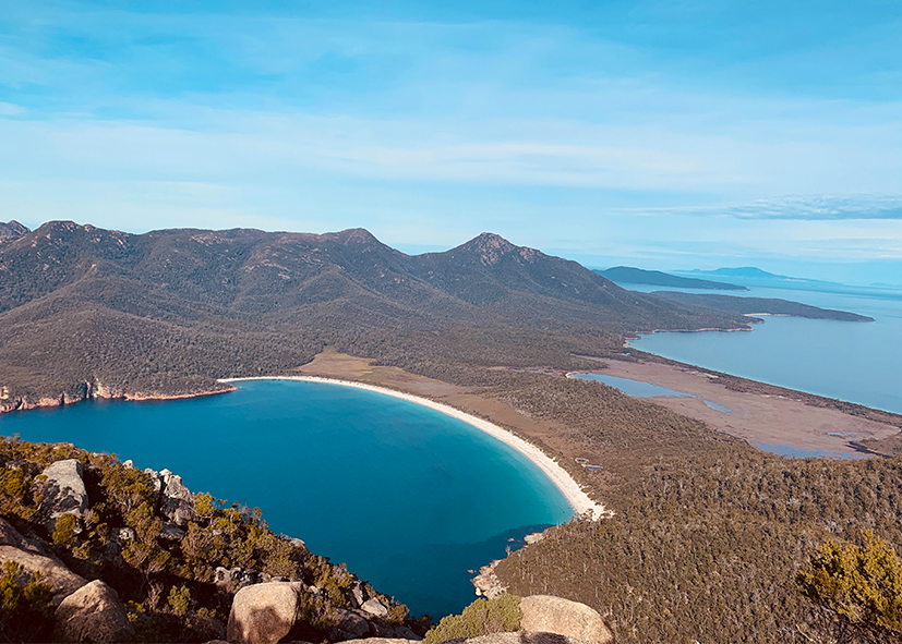 Paysage de Wineglass Bay en Tasmanie, voyage hors des sentiers battus en Australie avec une agence Nirvatravel