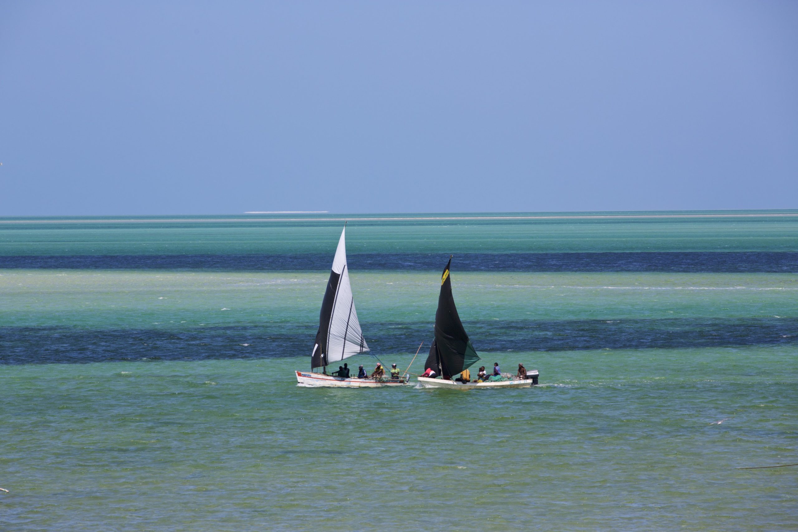 Voiliers sur le lagon à Vilanculos dans l'archipel de Bazaruto, détente et plage au Mozambique avec Nirvatravel