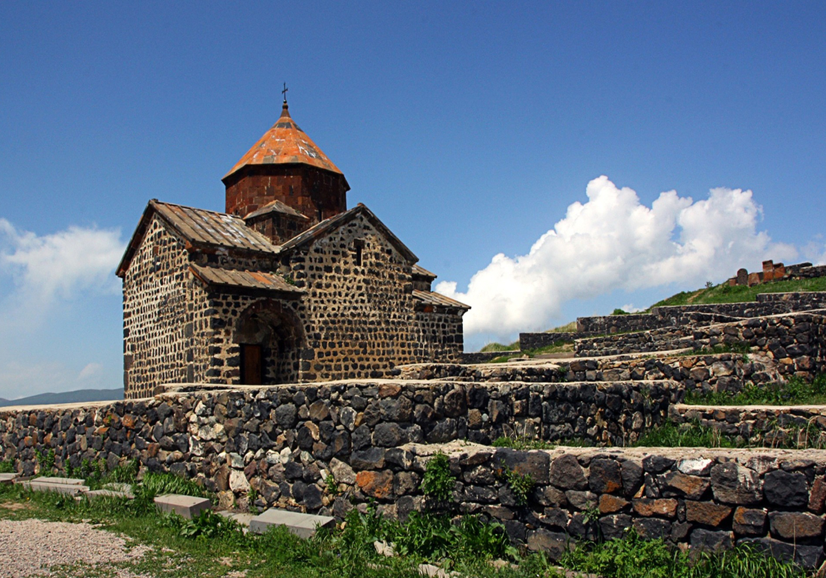 Monastère de Sevan, voyage en Arménie avec Nirvatravel