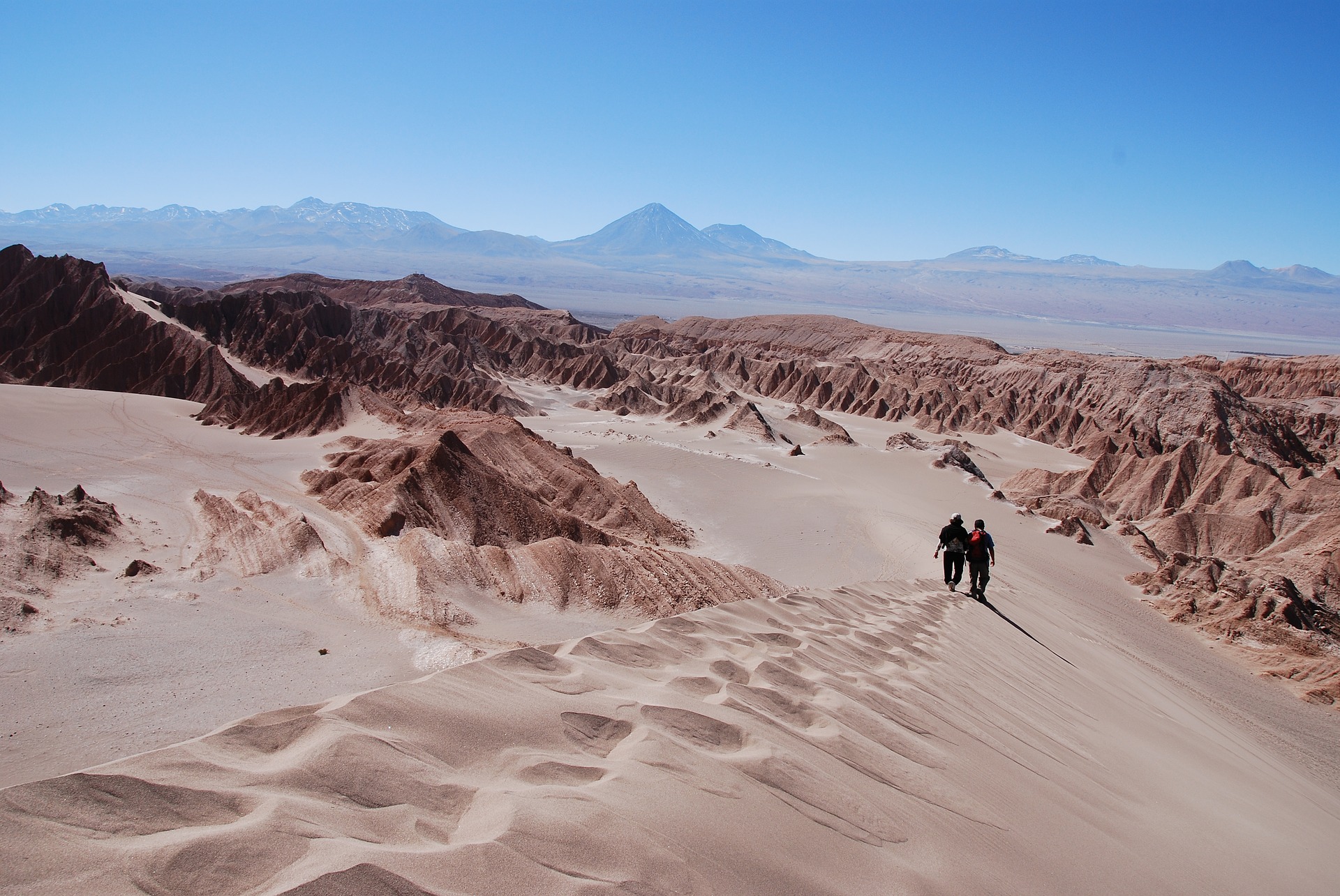 Randonneurs dans les dunes du désert d'Atacama, voyage au Chili avec Nirvatravel