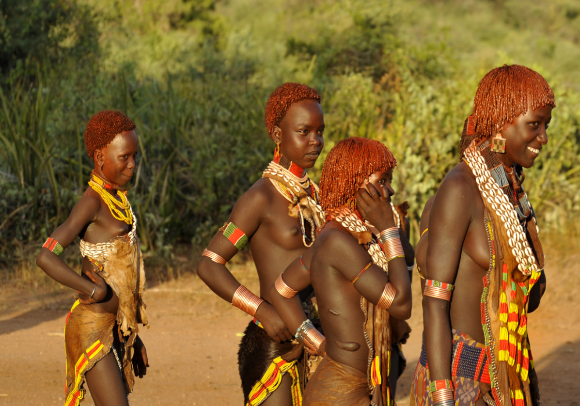 Jeunes femmes de la la tribu Hamer à Turmi, voyage découverte des ethnies au Sud de l'Ethiopie avec Nirvatravel