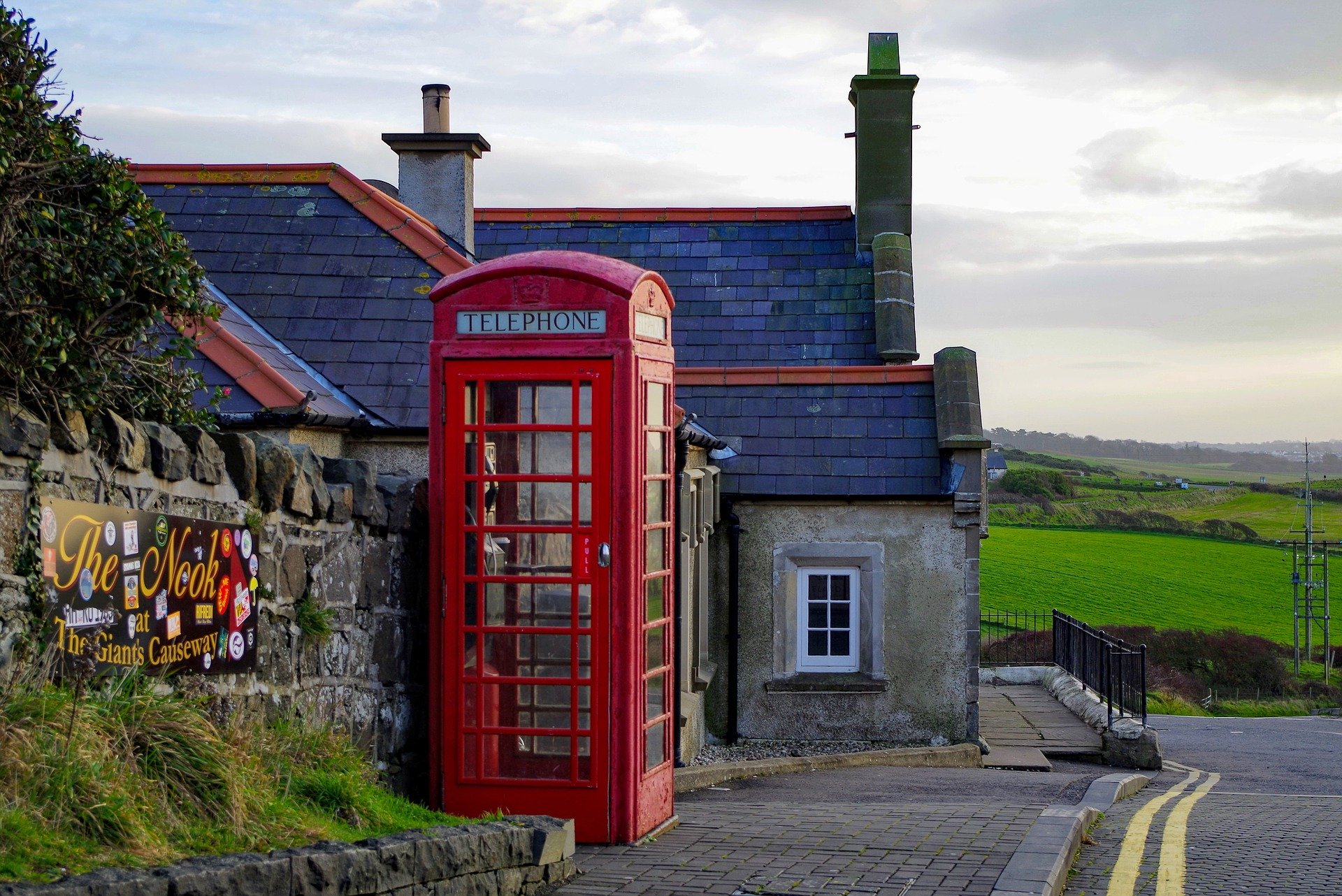 Typique cabine téléphonique dans le paysage irlandais, voyage en Irlande avec Nirvatravel