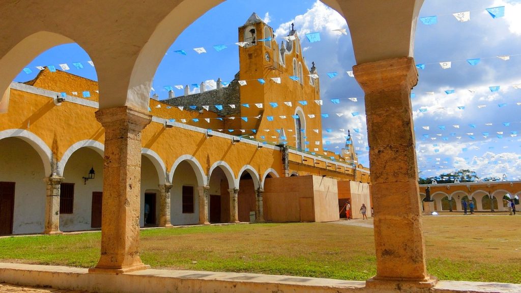  Découverte du village ocre d'Izamal