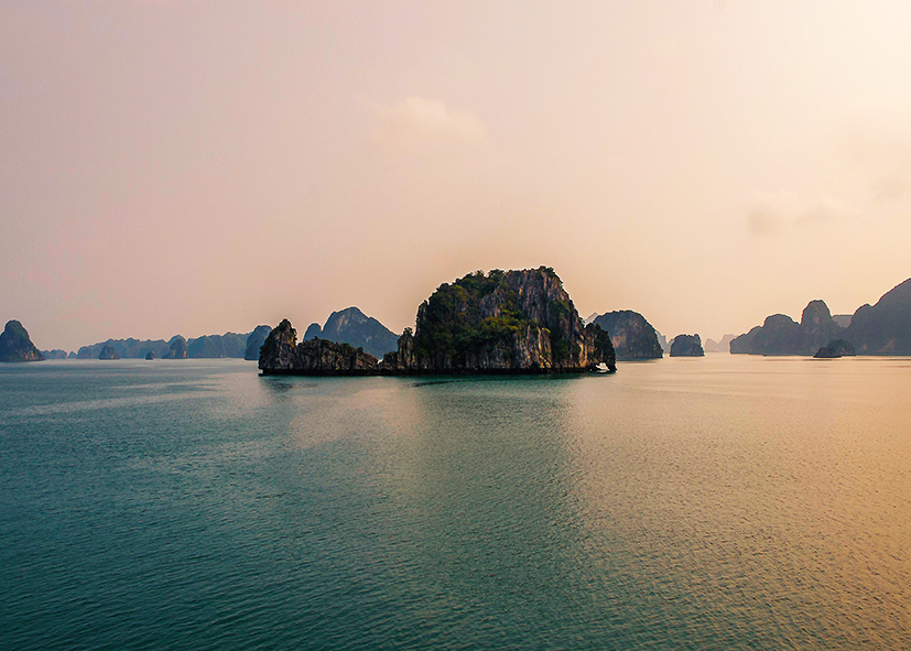 Coucher de soleil sur la baie d'Halong, croisière au Vietnam avec Nirvatravel