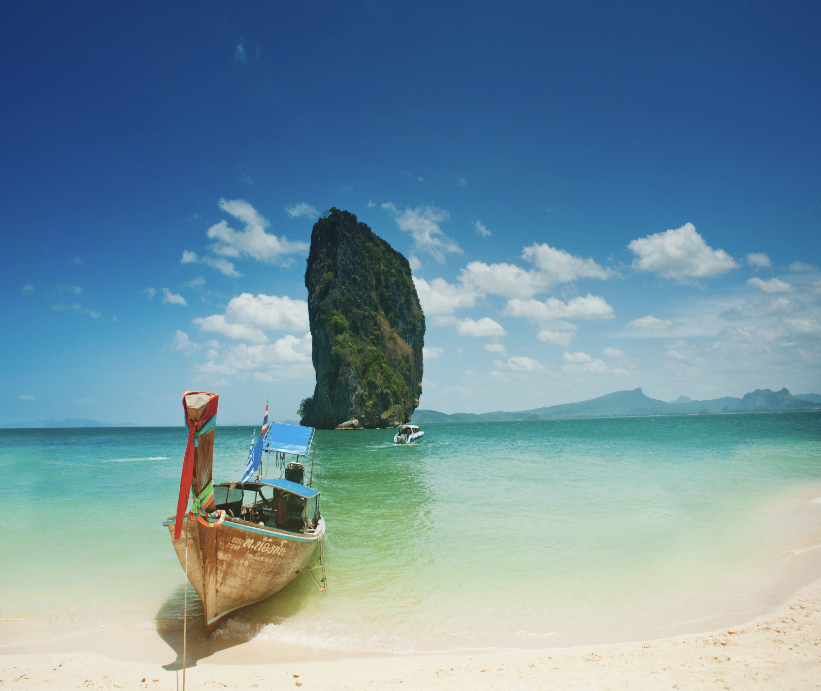 Rocher karstique à Phuket sur la mer d'Andaman Nirvatravel agence