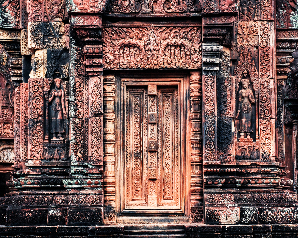 Porte en bois sculpté d'un temple Khmer à Angko, voyage au Cambodge avec une agence Nirvatravel