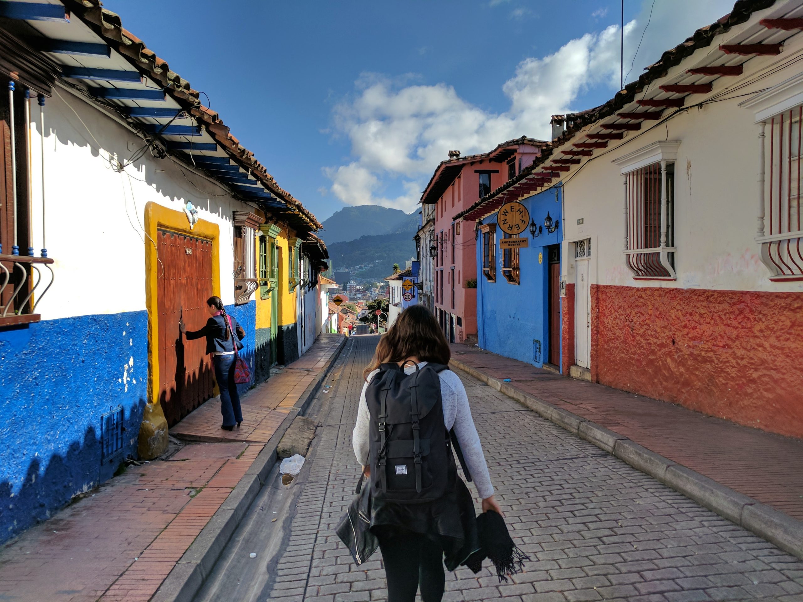 Marcheur dans une rue de la Candelaria à Bogota, randonnée en Colombie avec Nirvatravel