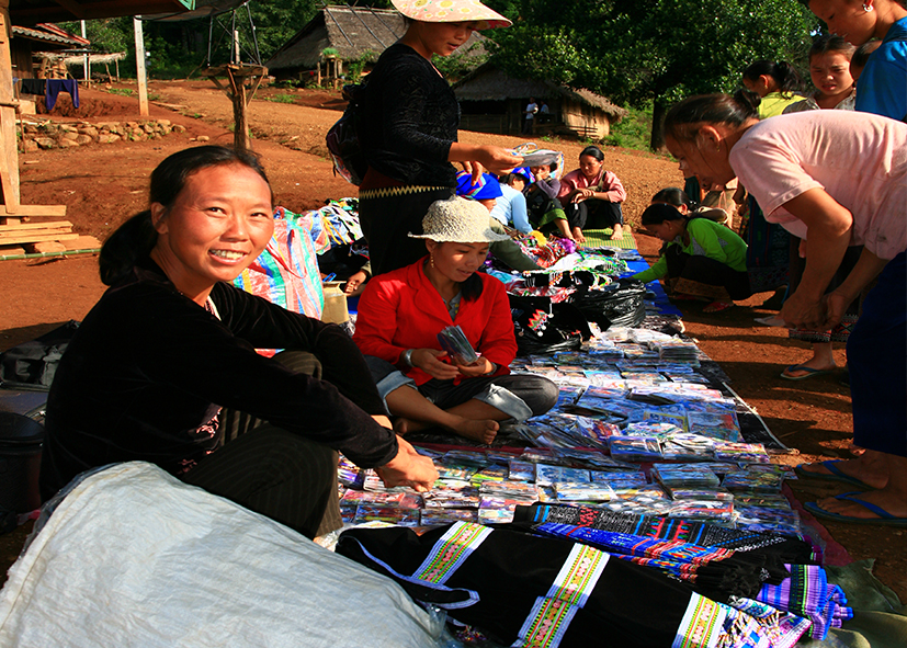 Laotienne sur un marché de village à Luang Nam Tha, voyage et rencontre au Laos avec Nirvatravel