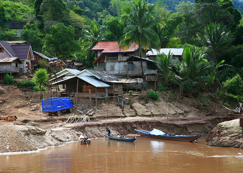 Pirogue sur le Mékong à Pakbeng, croisère au Laos avec Nirvatravel