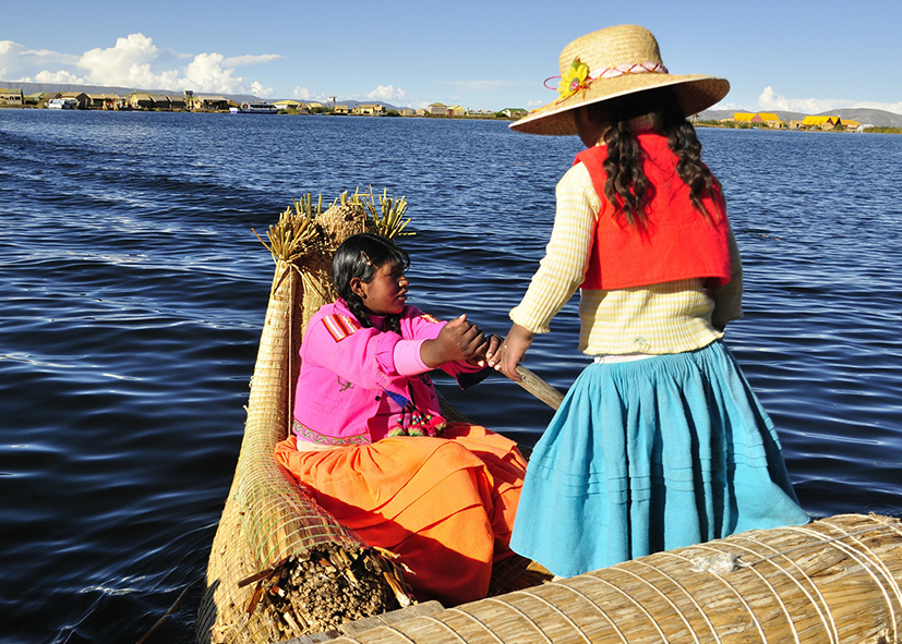 Les enfants de l'Ile Uros sur le lac Titicaca