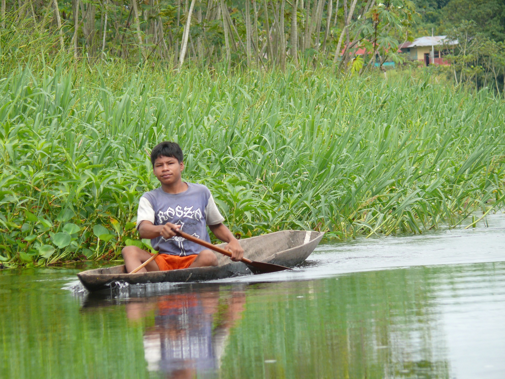 Pirogue sur le Rio Madre en Amazonie