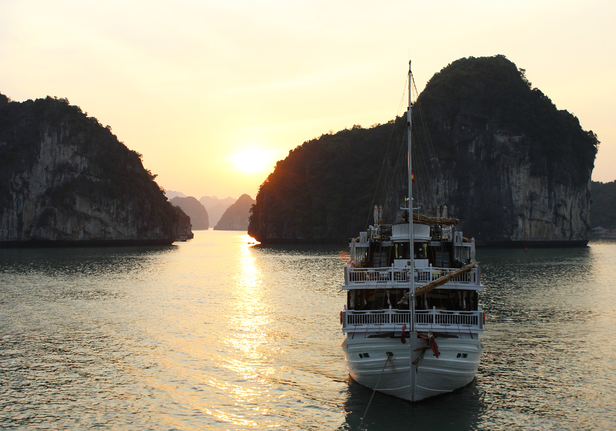 Coucher de soleil sur la baie d'Halong, voyage au Vietnam avec Nirvatravel