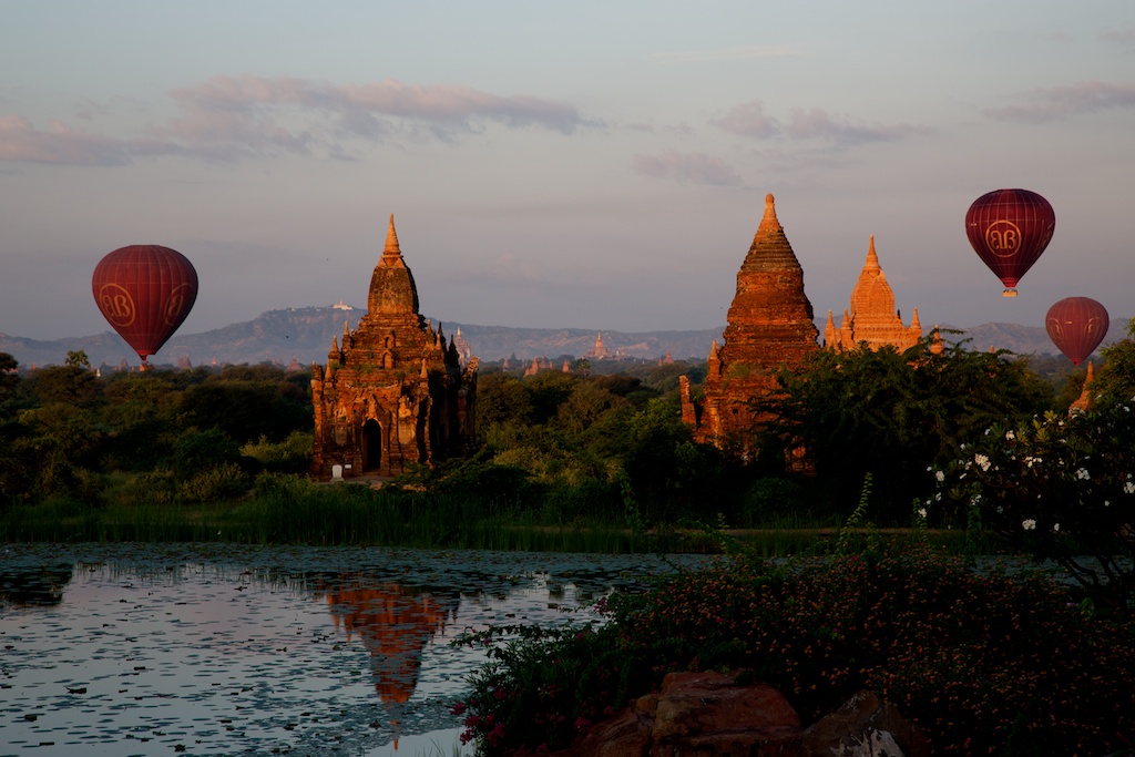 Vol en montgolfière au dessus des temples de Bagan en Birmanie