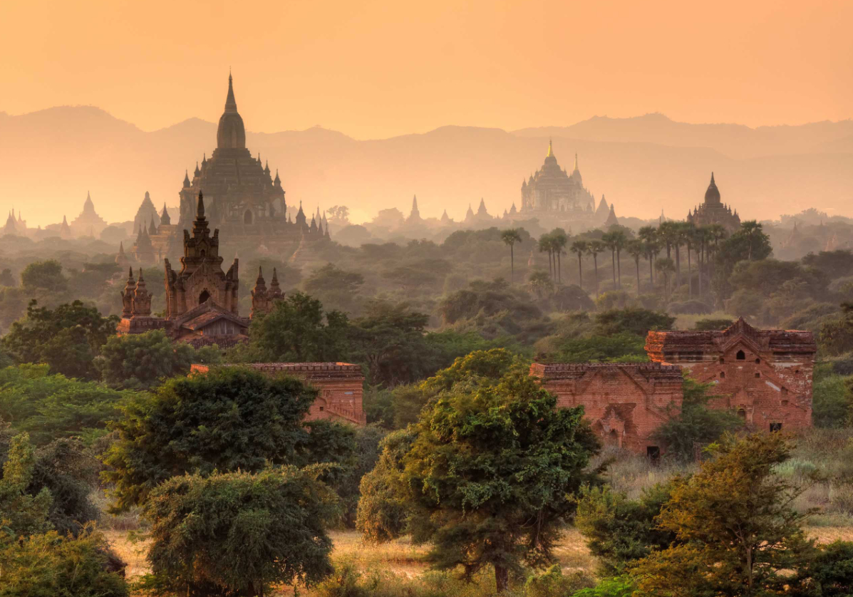 Coucher de soleil sur les pagodes de Bagan