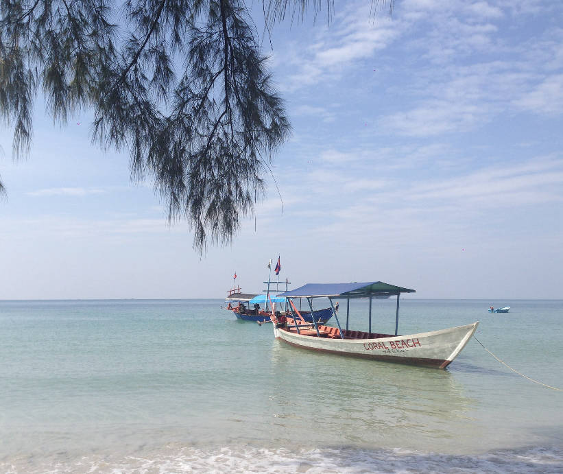 Bateau sur la plage de Koh Rong, voyage au Cambodge avec Nirvatravel
