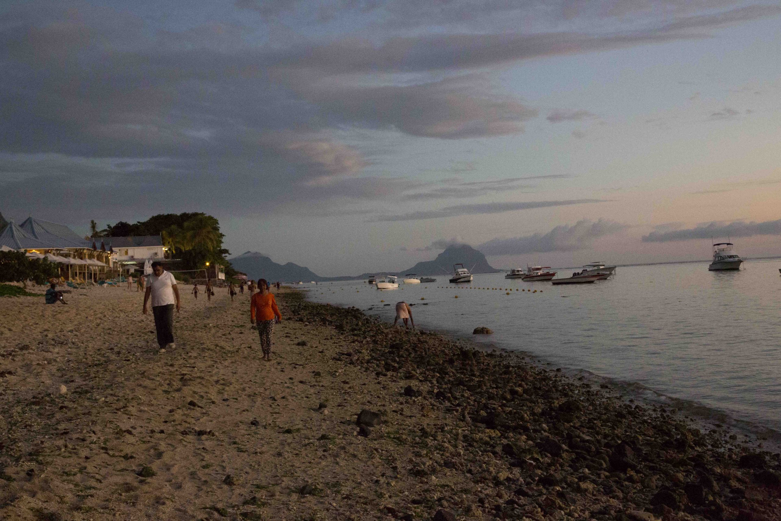 Plage locale à l'ile Maurice, vacances authentiques avec Nirvatravel