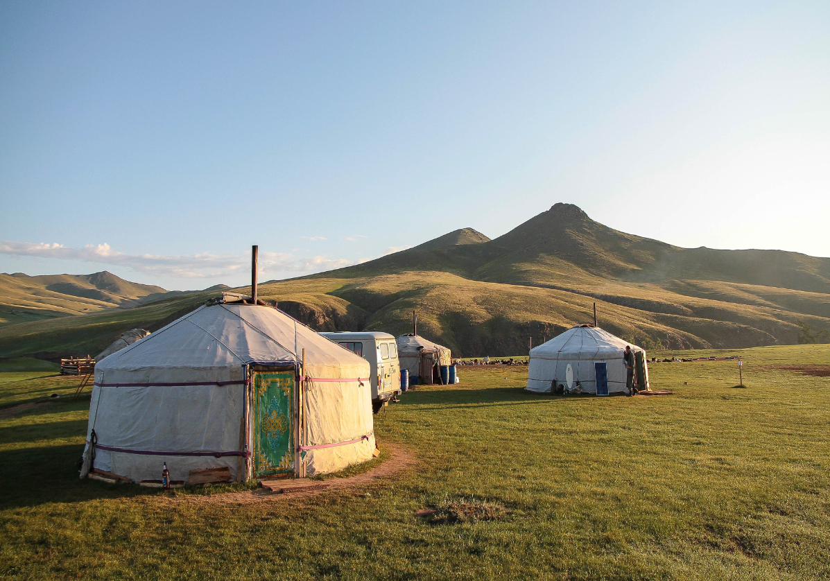 Yourtes de nomades dans le parc naturel de Terelj, randonnée en Mongolie avec une agence Nirvatravel