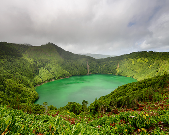 Vue sur Lagoa Santiago sur l'ile de Sao Miguel au Portugal, vacnaces aux Acores avec Nirvatravel