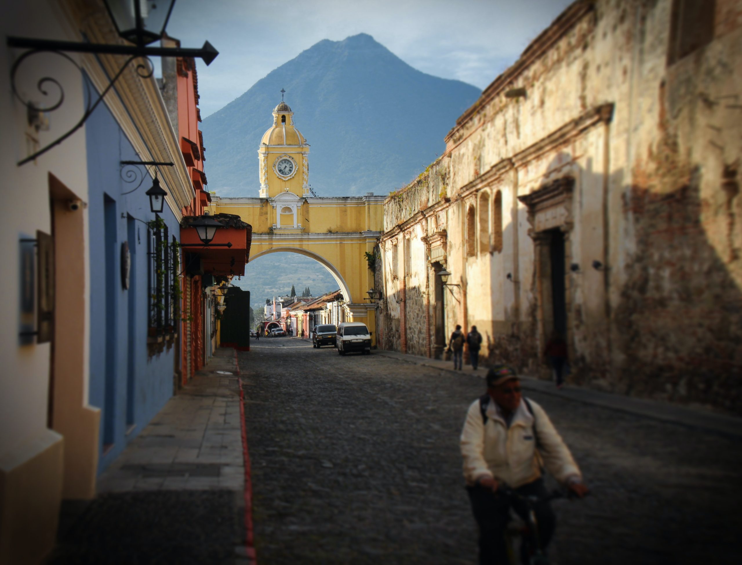 Façades colorées rue Antigua, panorama volcan, partir Guatemala Nirvatravel