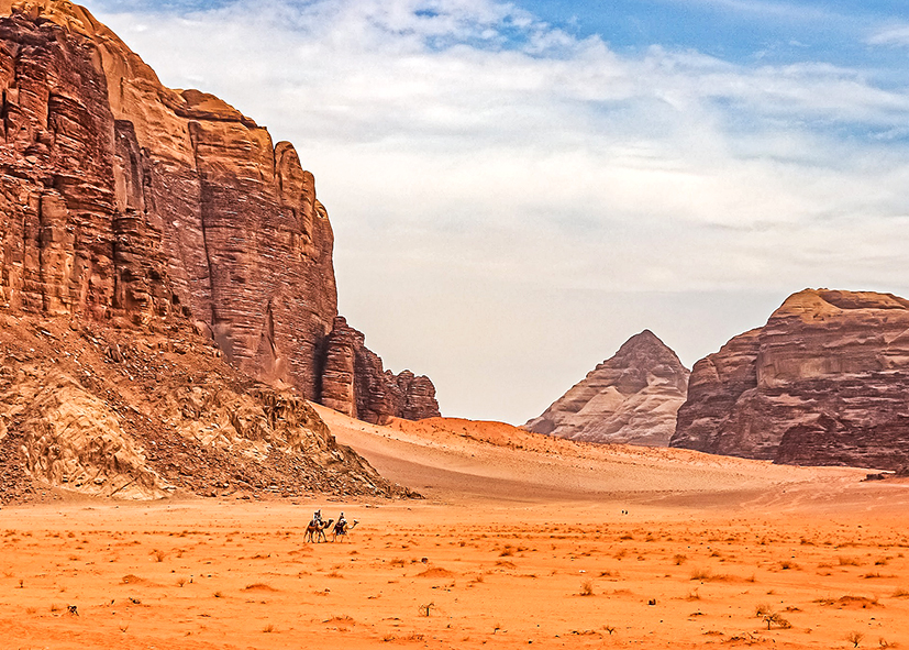 Dromadaires dans le désert du Wadi Rum, randonnée en Jordanie avec Nirvatravel