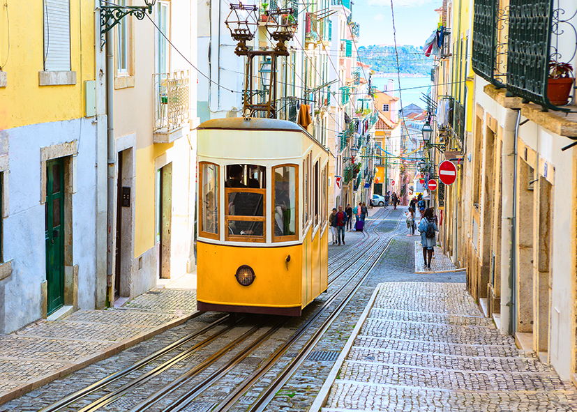 Le tram dans une rue en pente du centre ville de Lisbonne, vacances au Portugal avec une agence Nirvatravel