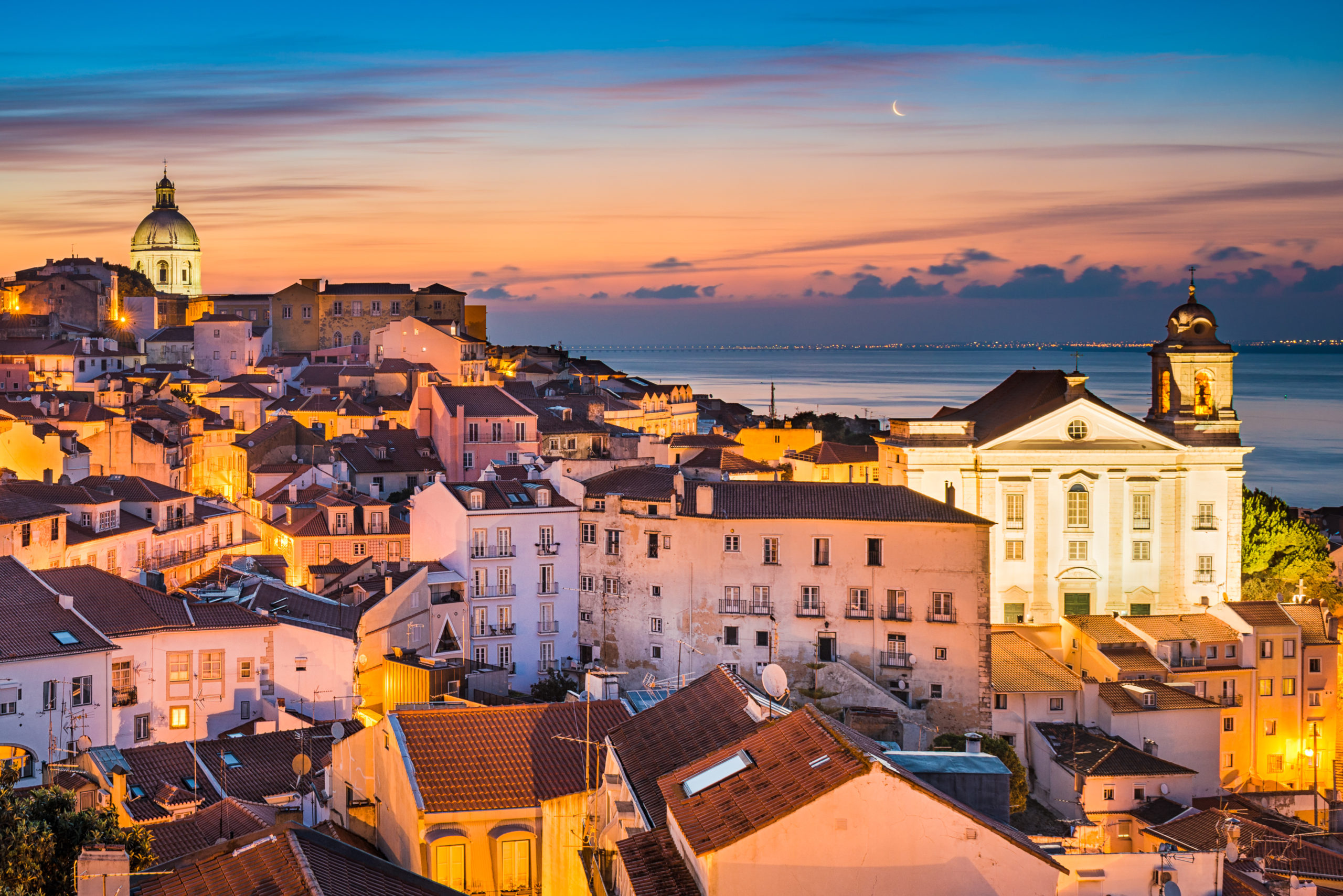 Coucher de soleil sur le quartier de l'Alfama à Lisbonne, vacances au Portugal avec Nirvatravel