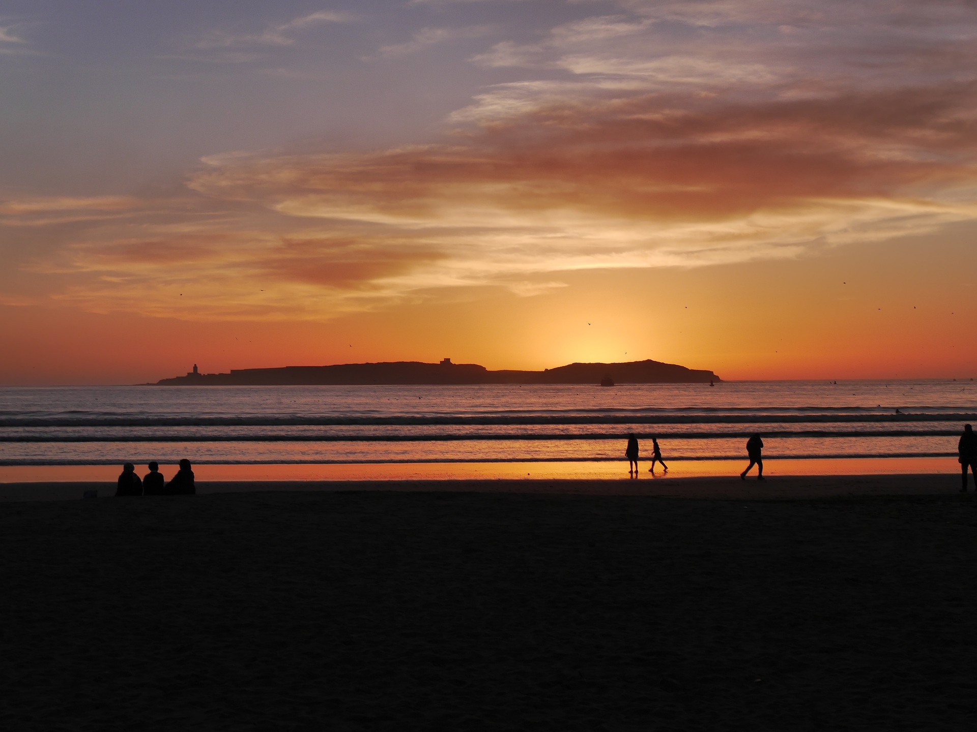 Coucher de soleil sur la plage à Essaouira, randonnée au Maroc avec Nirvatravel