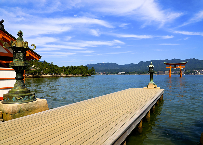 Le ponton face au torii du sanctuaire d'Itsukushima sur l'ile de Miyajima, partir au Japon avec Nirvatravel