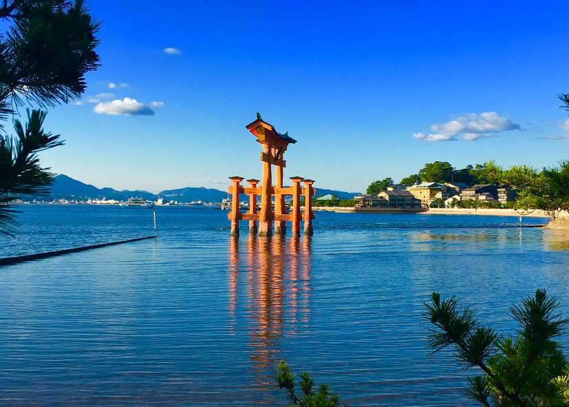 Le torii du sanctuaire d'Itsukushima entouré d'eau sur l'ile de Miyajima, vacances au Japon avec une agence Nirvatravel