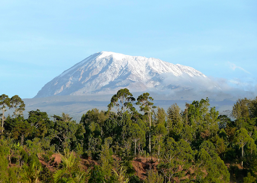 Mont enneigé du Kilimandjaro, voyage hors des sentiers battus en Tanzanie avec Nirvatravel