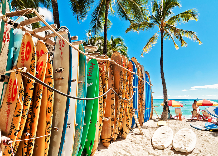 Planches de surf sur la plage d'Honolulu, voyage à Hawaï avec Nirvatravel