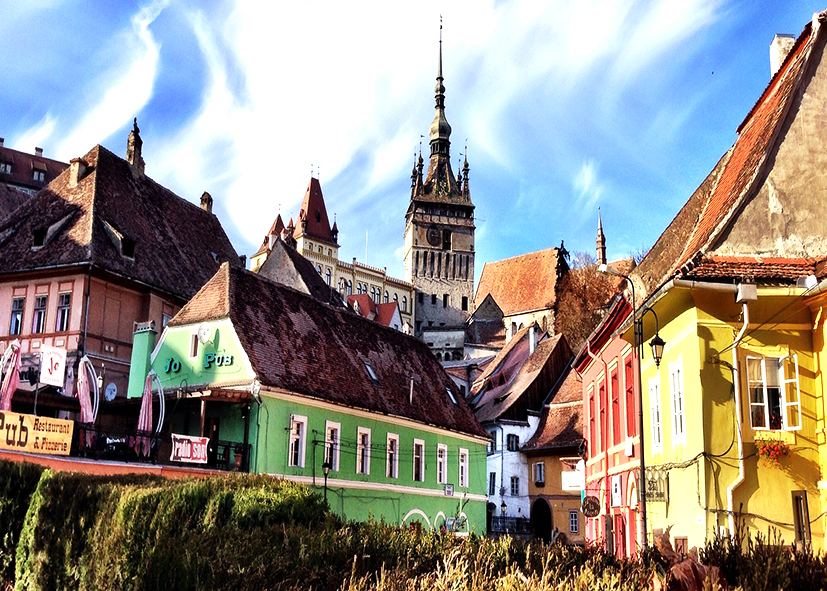 Les toits de la ville de Sighisoara, vacances en Roumanie avec une agence Nirvatravel