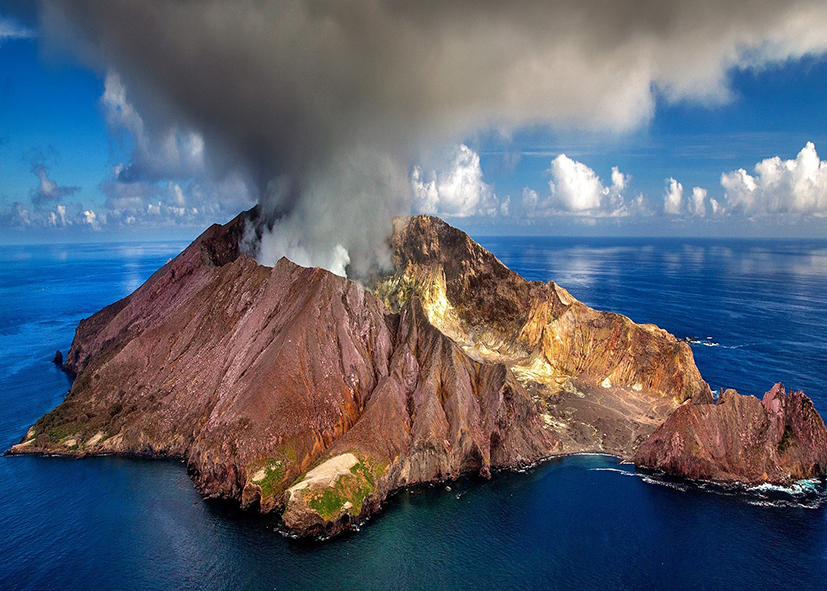 Cratère du volcan de White Island en éruption, voyage en Nouvelle Zélande avec une agence Nirvatravel