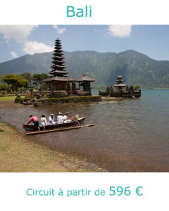 Balinais au temple Ulun Danu Bratan, partir à Bali au mois d'aout avec Nirvatravel