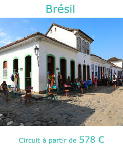 Rue pavée du centre historique de Paraty, partir au Brésil en novembre avec Nirvatravel