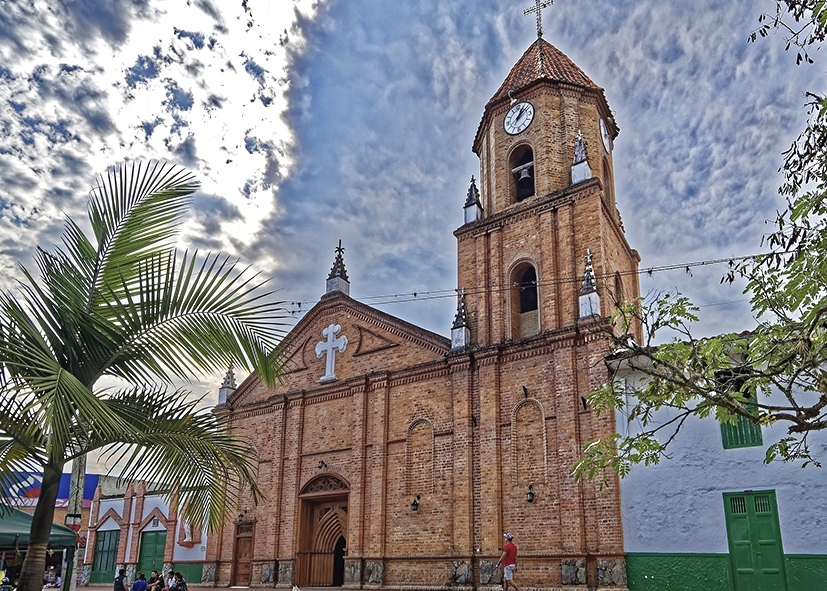 Coucher de soleil sur l'église de San Agustin, voyage dans les Andes en Colombie avec Nirvatravel