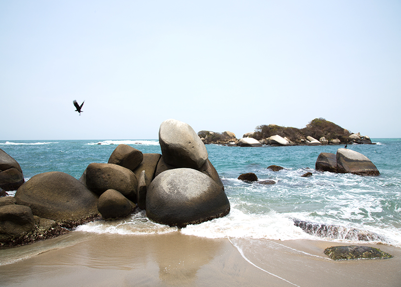 Plage sauvage dans le Parc National de Tayrona, vacances en Colombie avec une agence Nirvatravel