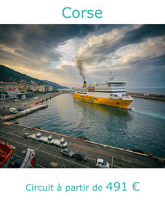 Ferry dans le port de Bastia, partie en Corse en Septembre avec Nirvatravel