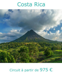 Volcan Arenal dans les nuages, partir au Costa Rica en avril avec Nirvatravel